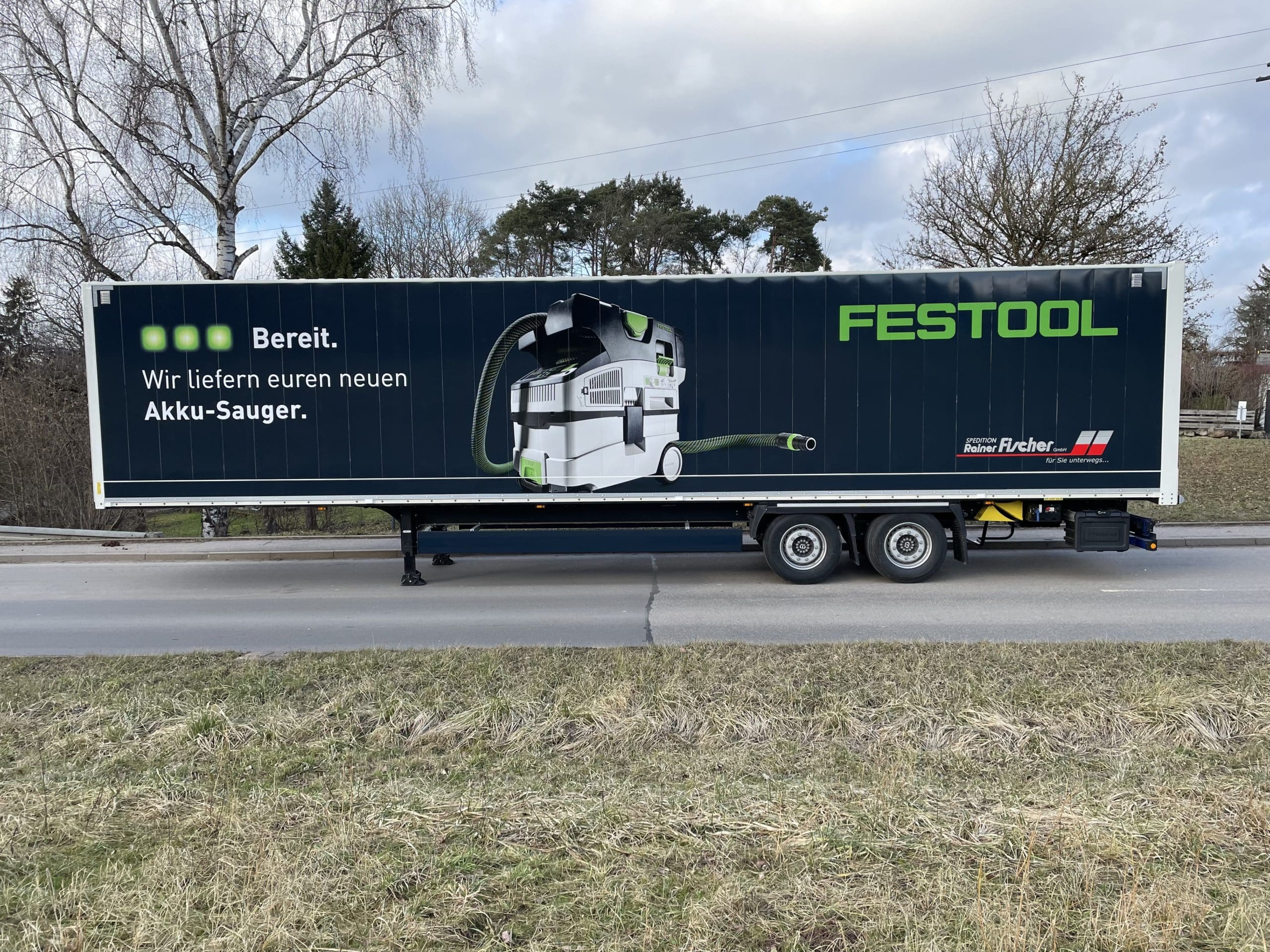 Schwarzer Festool-Lkw mit Werbebeschriftung