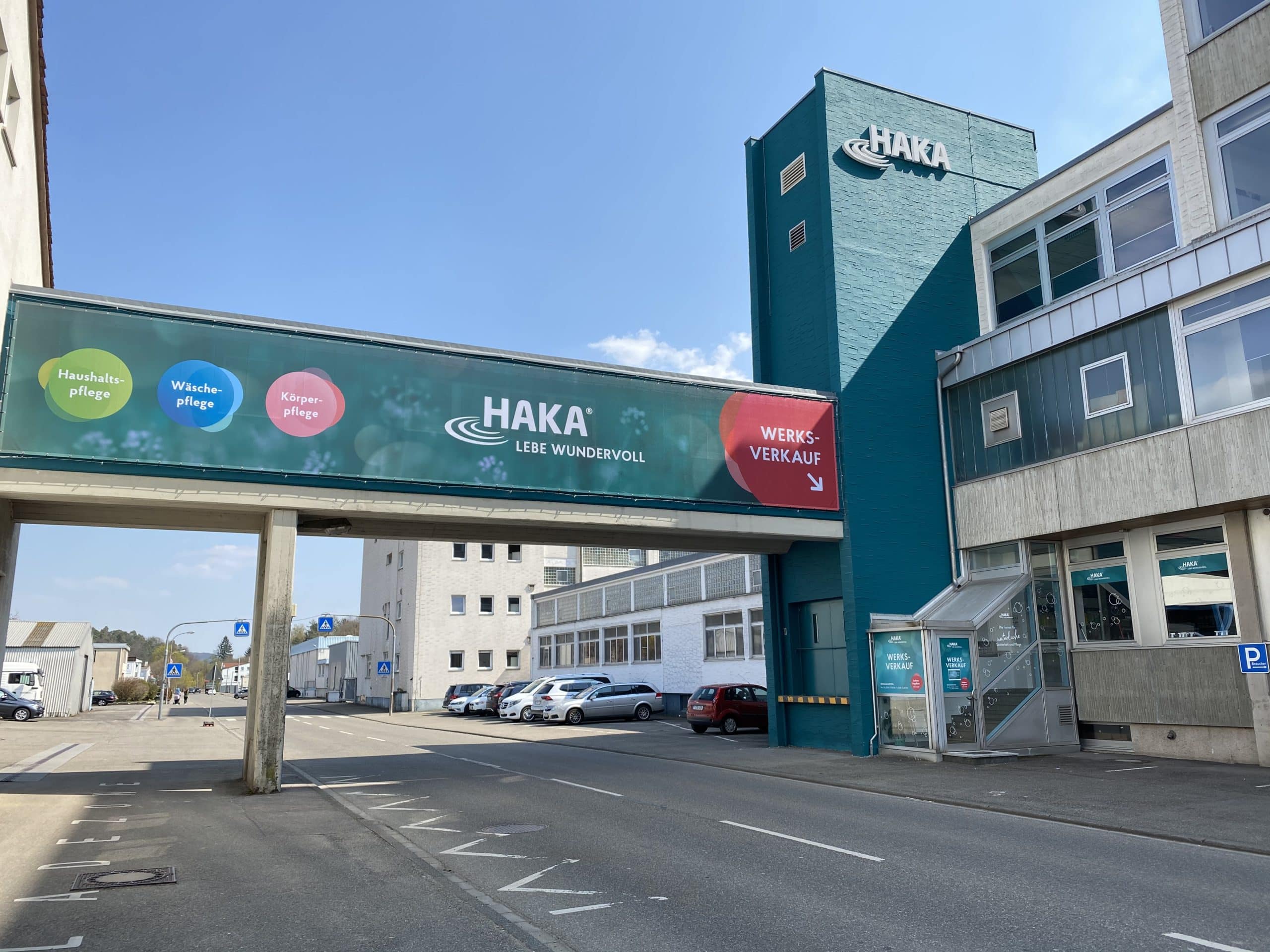 Einfahrt mit HAKA-Werbebeschilderung