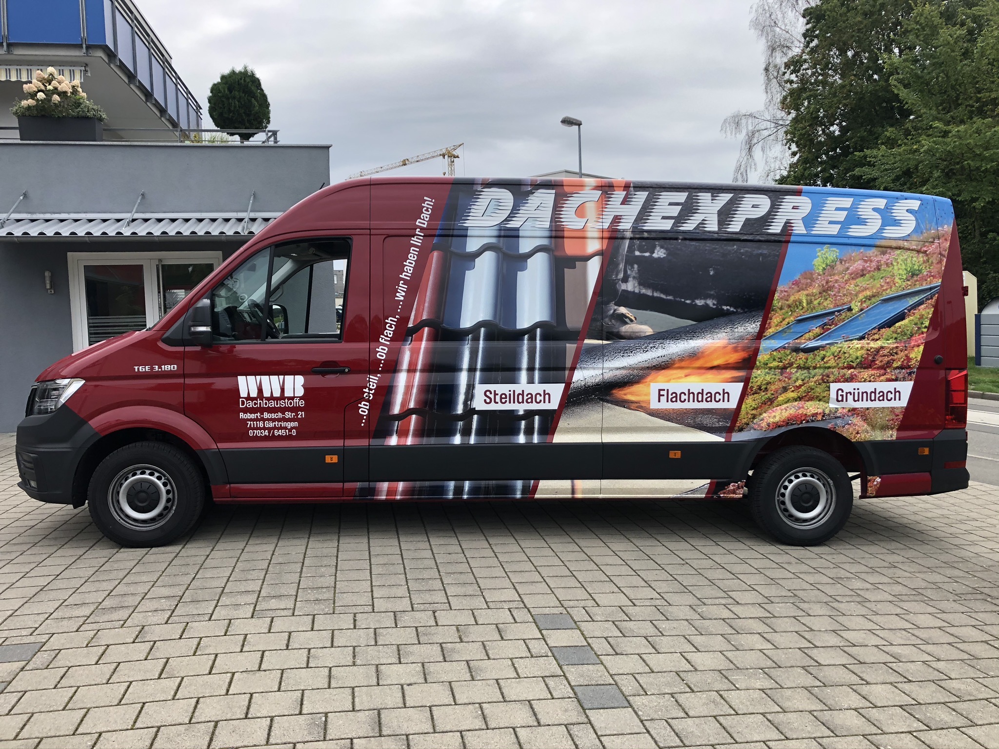 Rot folierter DachExpress-Transporter mit Produktmotiven