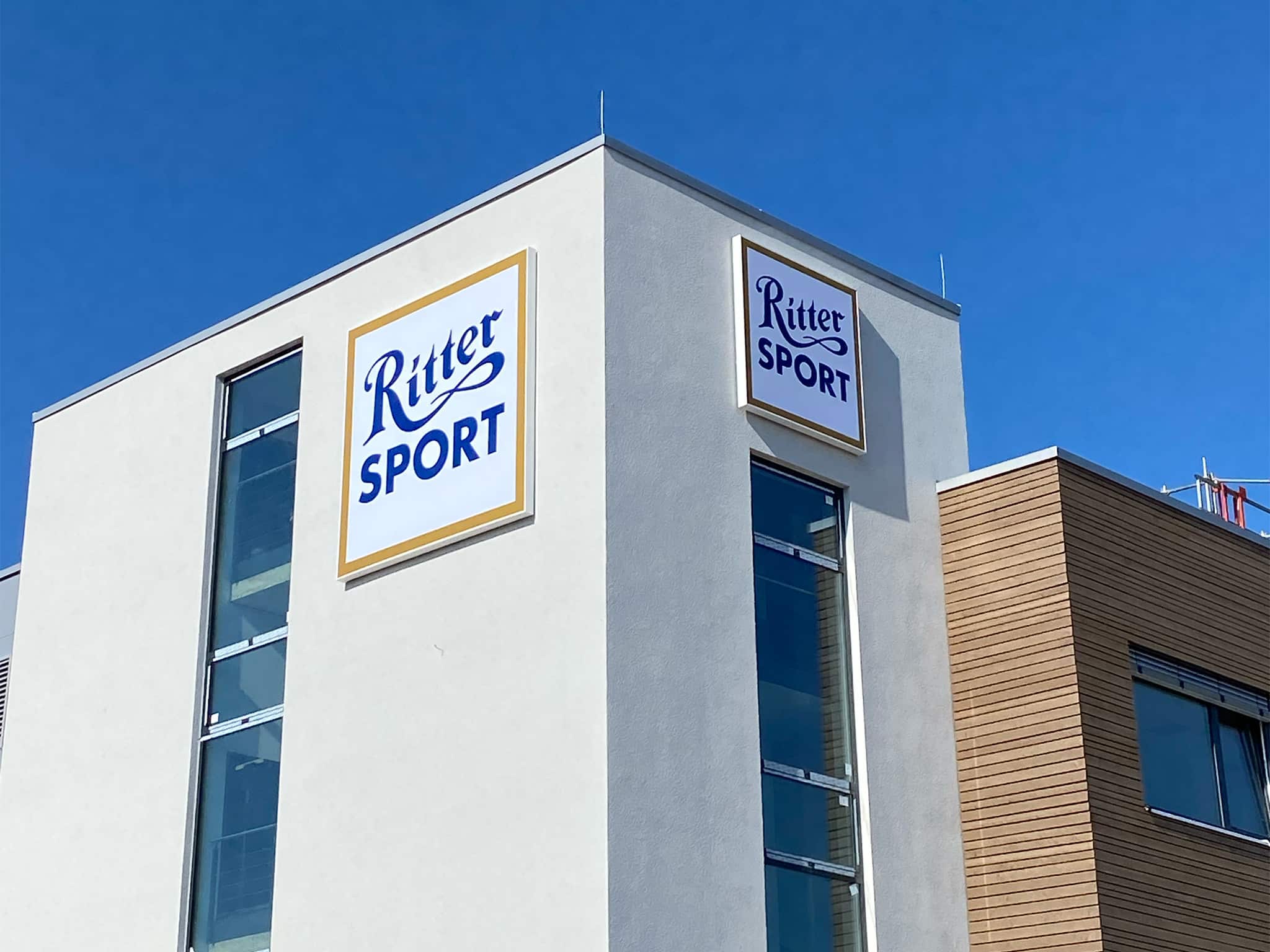 Ritter-Sport-Fassadenbeschilderung an einem Gebäude