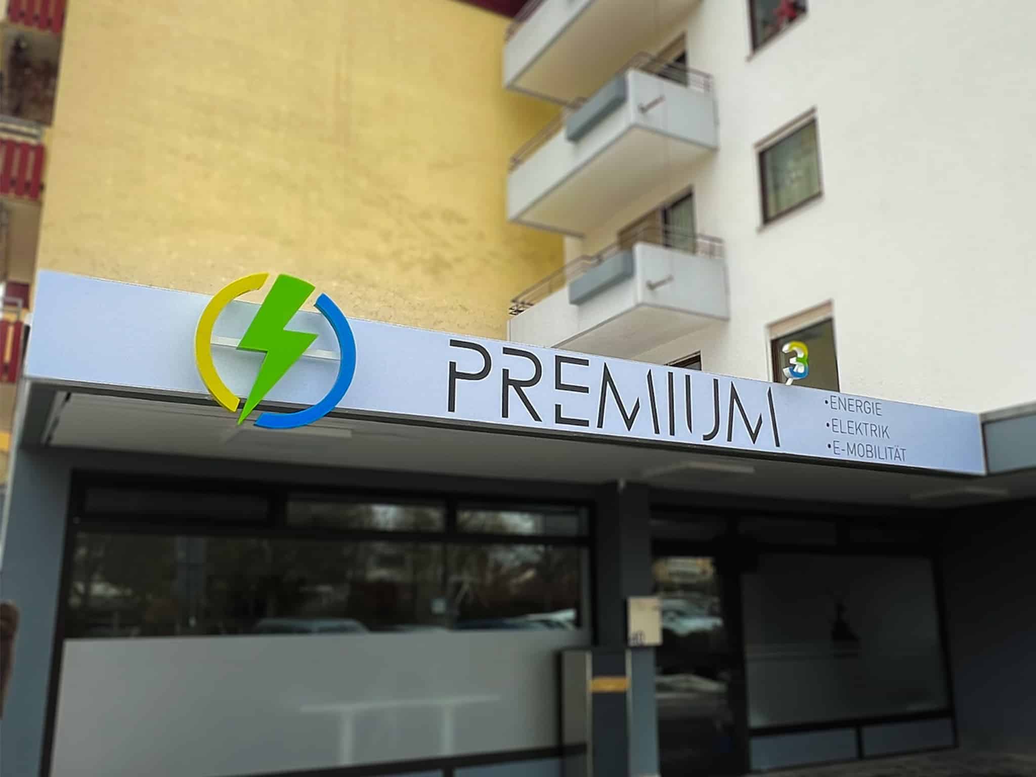 Leuchtschild „PREMIUM“ über einem Ladengeschäft