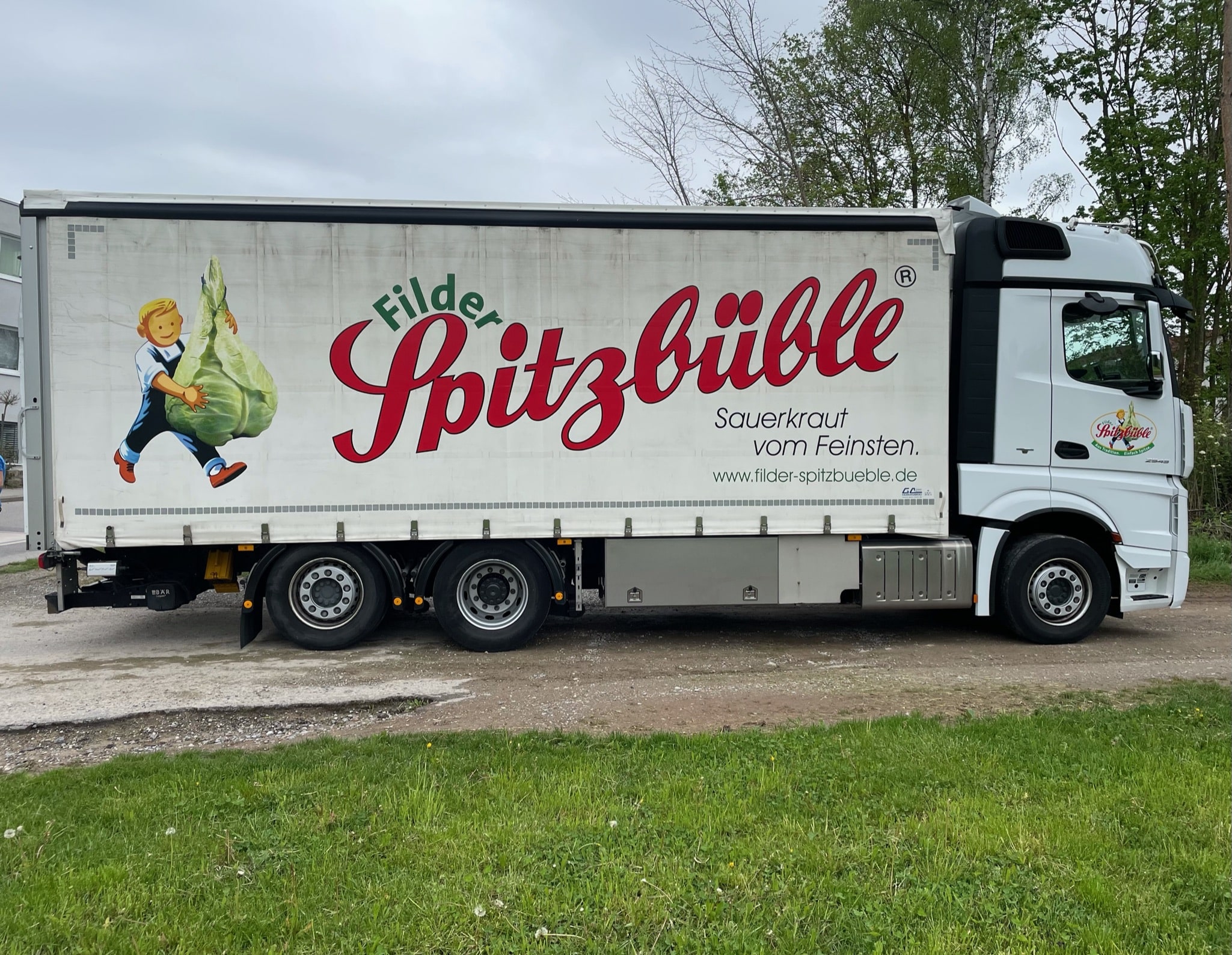 Beschrifteter Lkw der Bäckerei „Filder Spitzbüble“