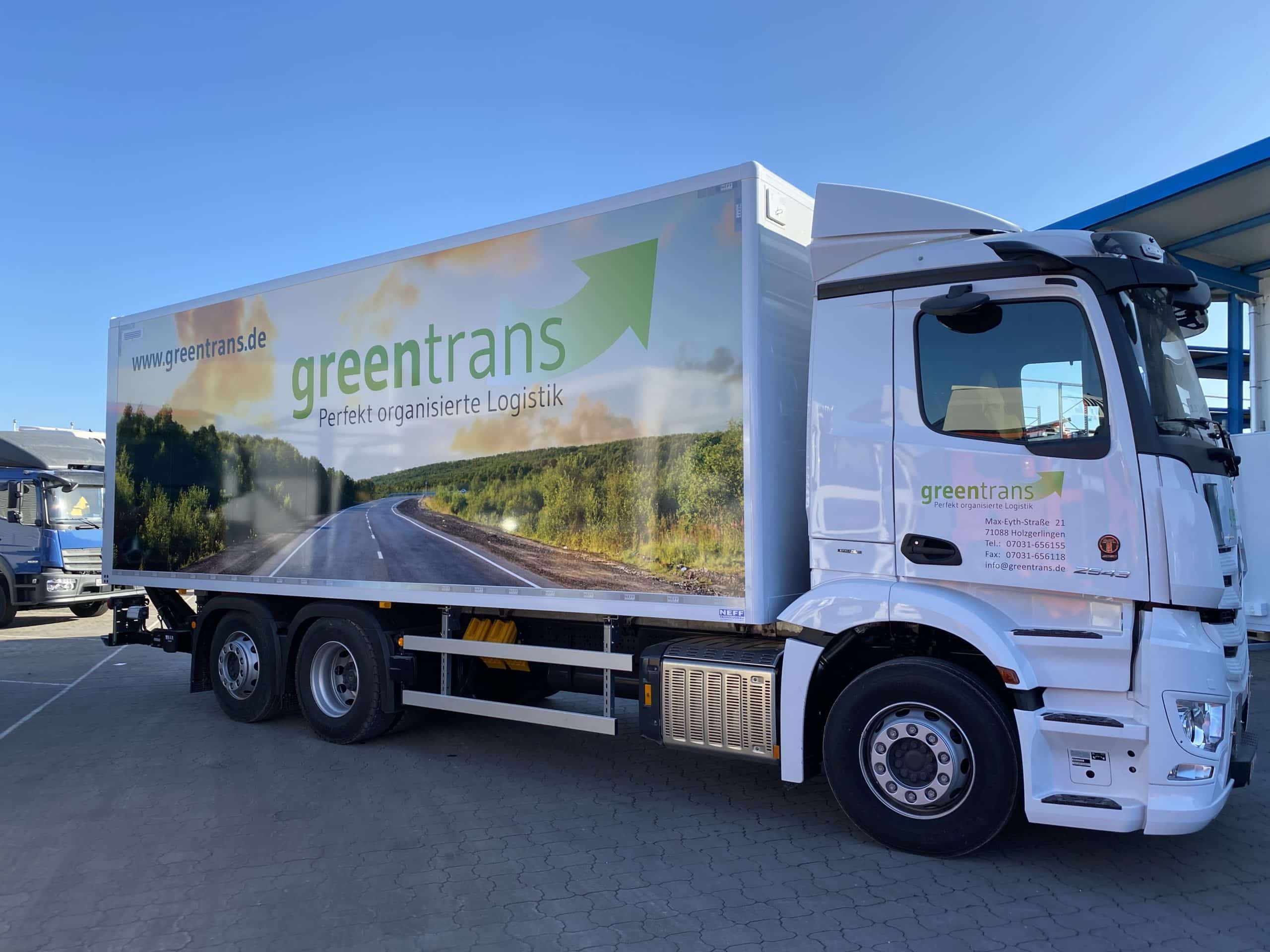 Lkw mit großflächiger Greentrans-Fahrzeugfolierung