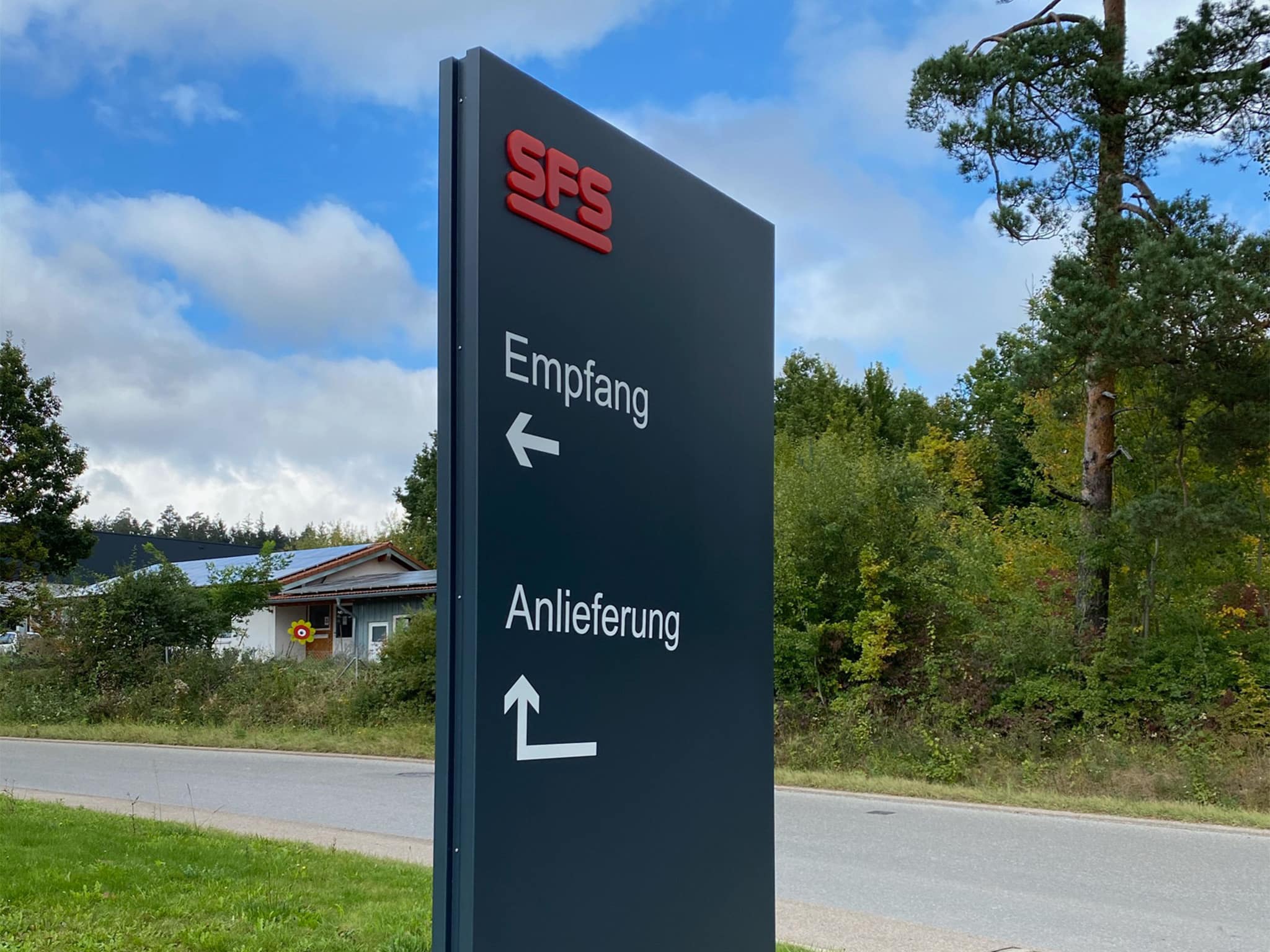 SPS-Wegweiser vor einem Firmengebäude