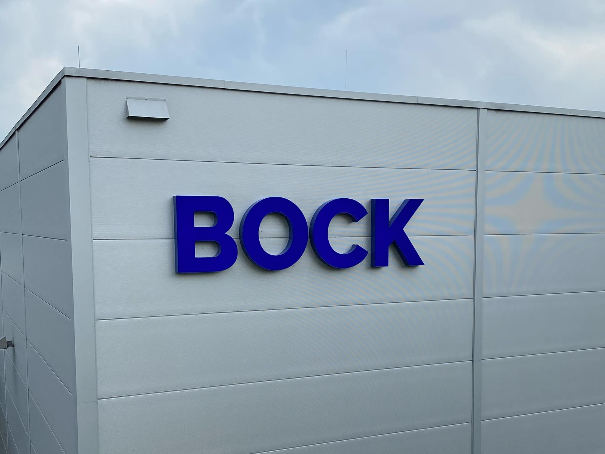 Blauer Fassadenschriftzug „BOCK“