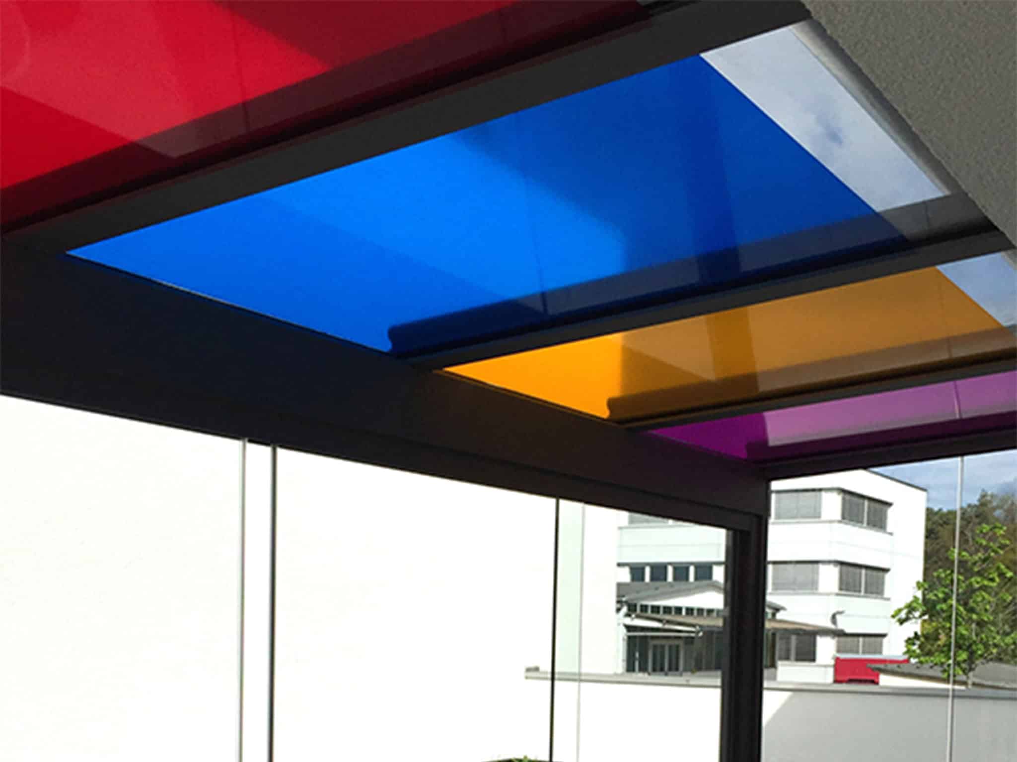 Terrassenüberdachung mit farbig folierten Glasflächen