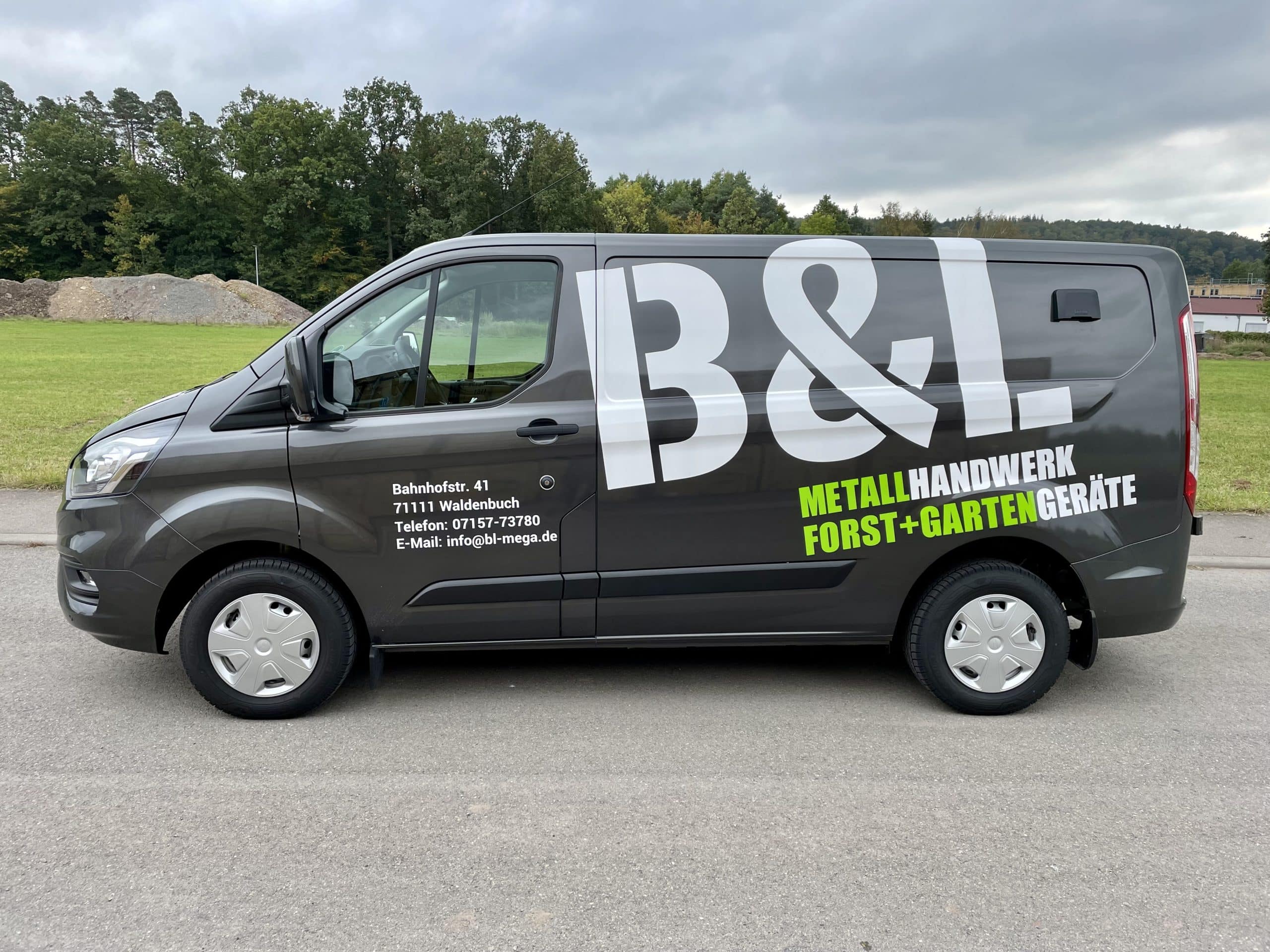 Dunkler Transporter von B&L Metallhandwerk mit Fahrzeugbeschriftung
