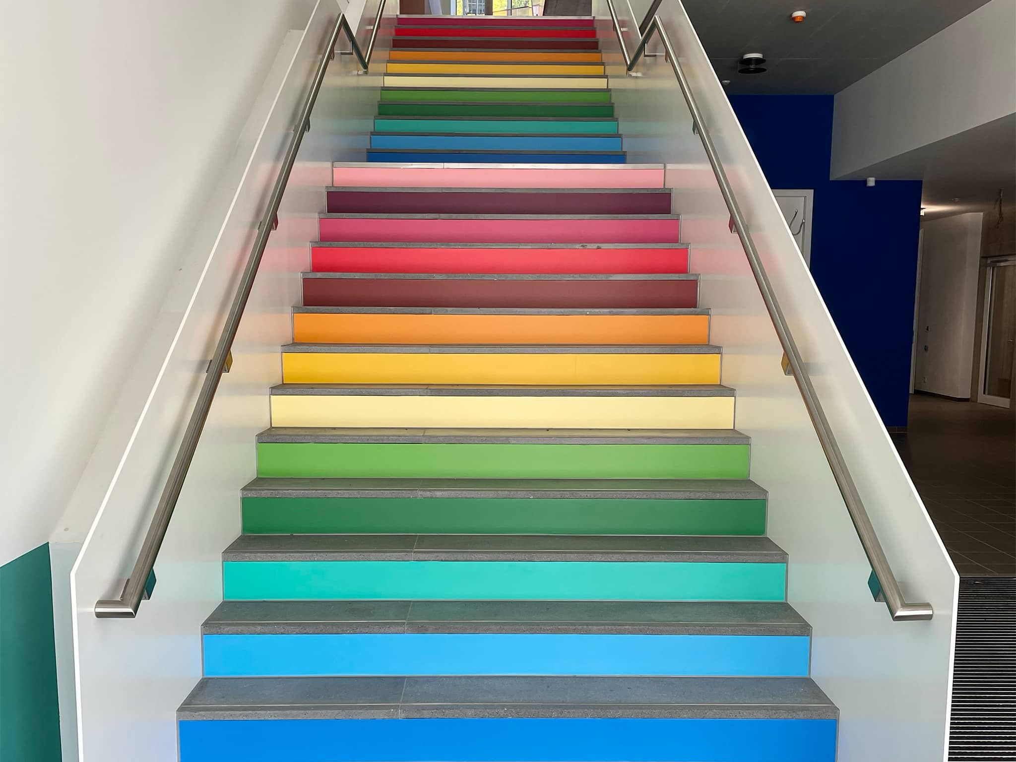Treppe mit farbig folierten Stufen