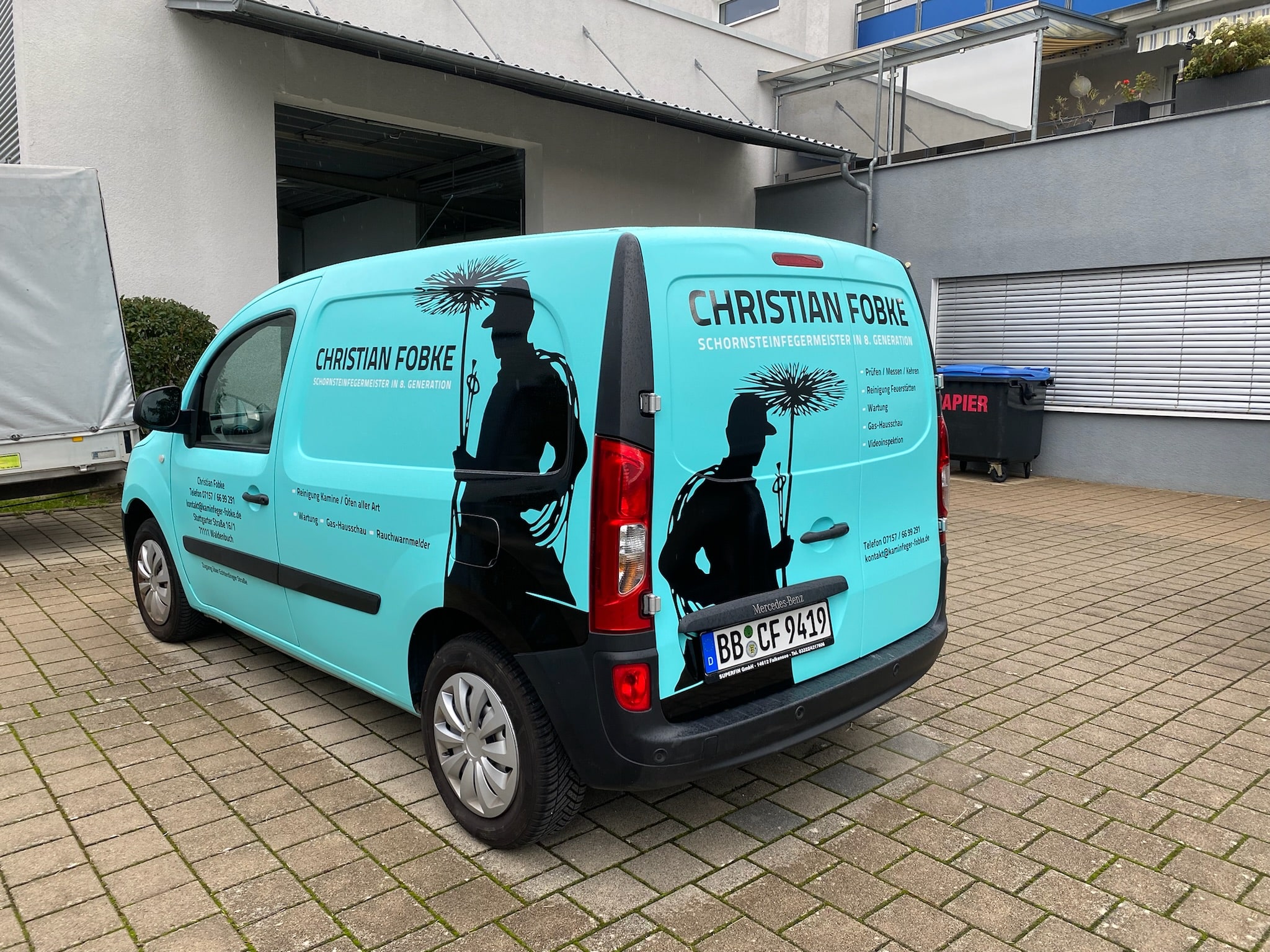 Türkiser Transporter von Christian Fobke mit Fahrzeugbeschriftung