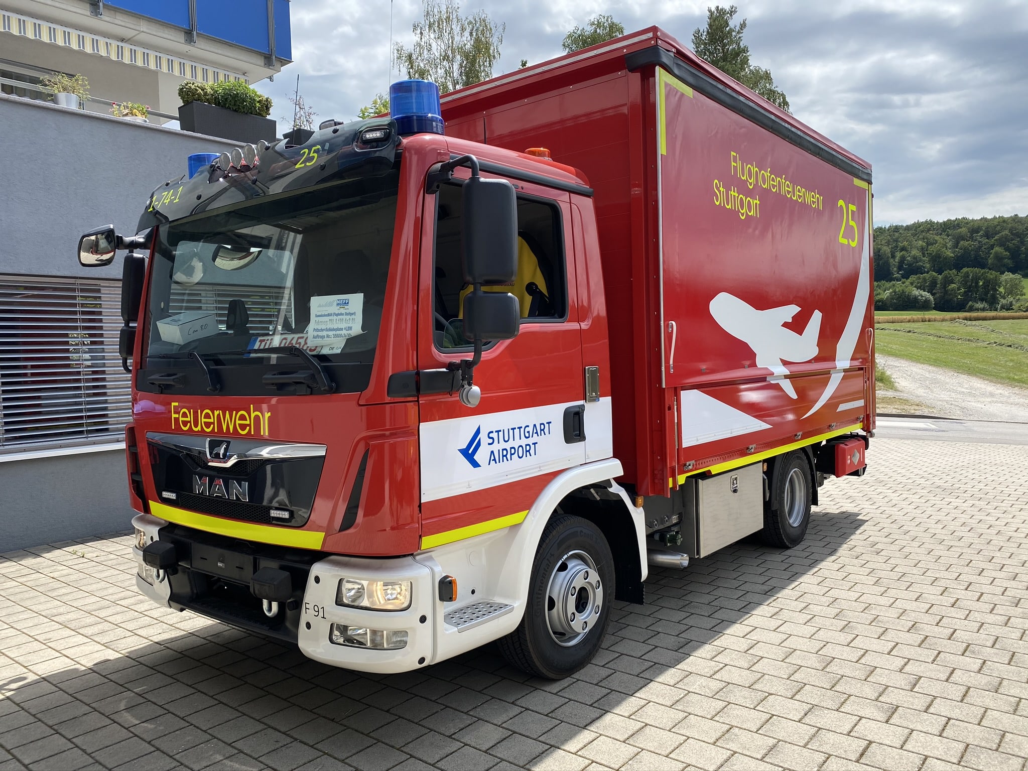 Rot beschriftetes Einsatzfahrzeug der Flughafenfeuerwehr Stuttgart