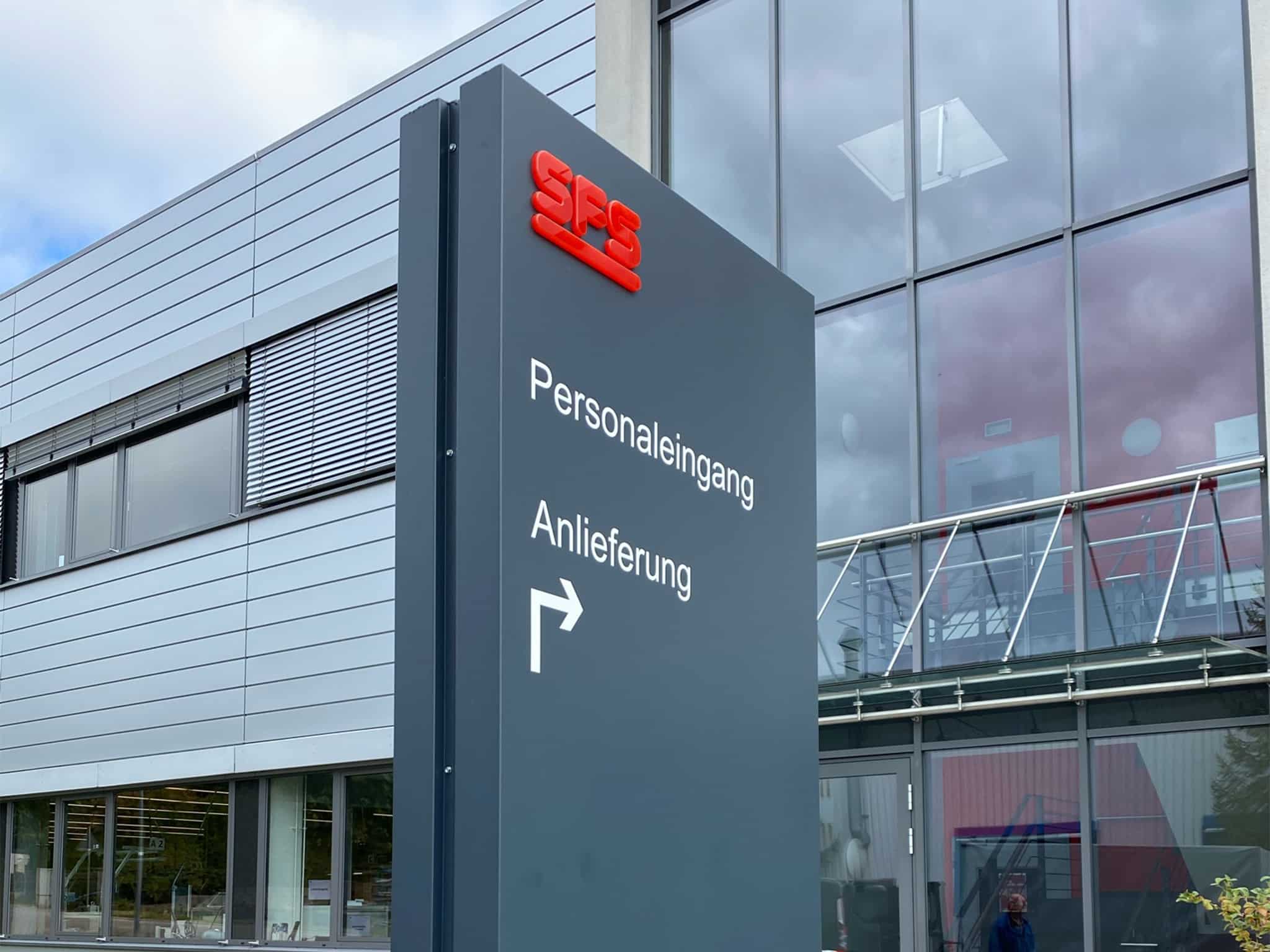 SPS-Wegweiser vor einem Firmengebäude