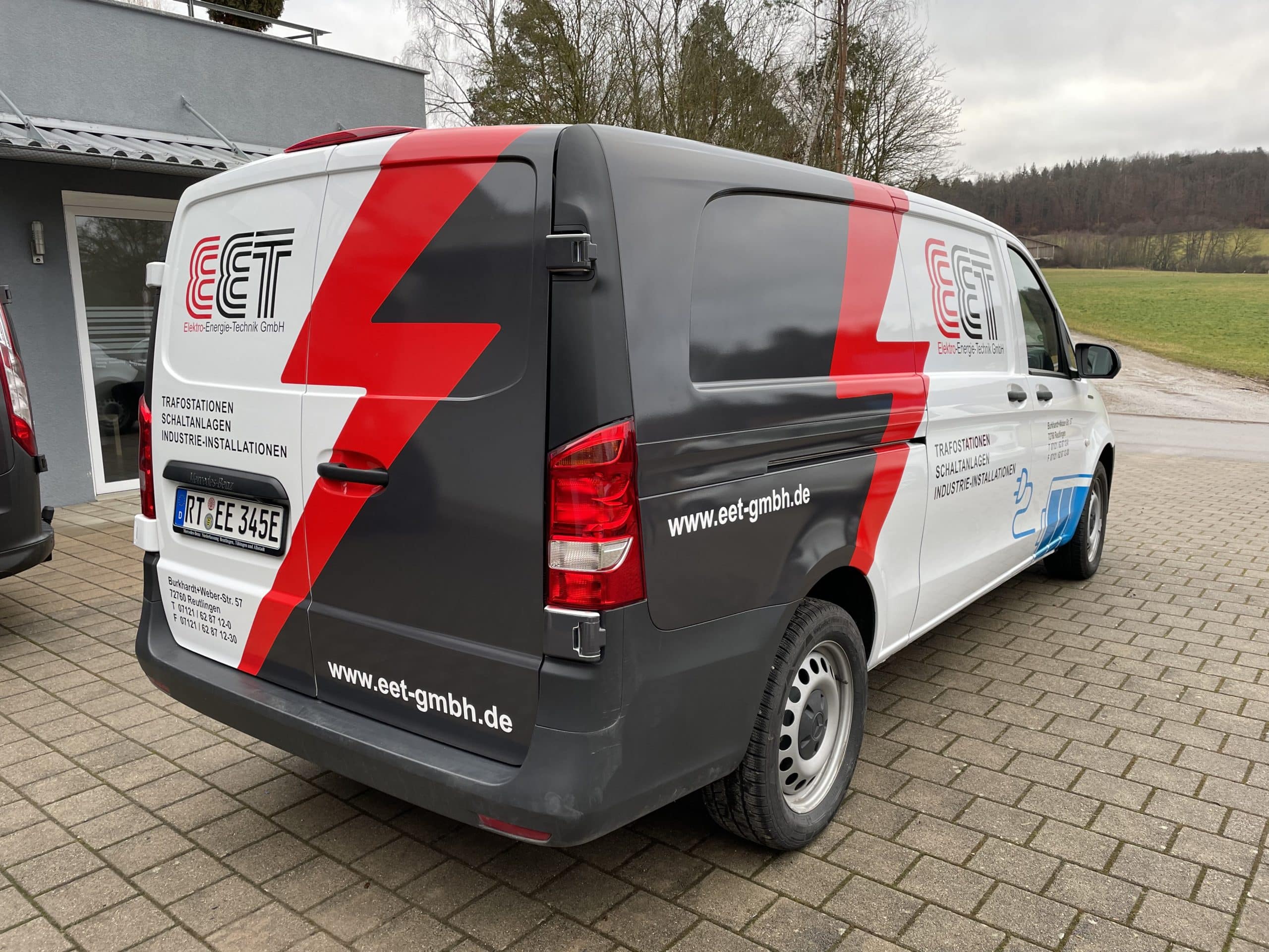 Grau-roter Transporter mit ET-Fahrzeugbeschriftung