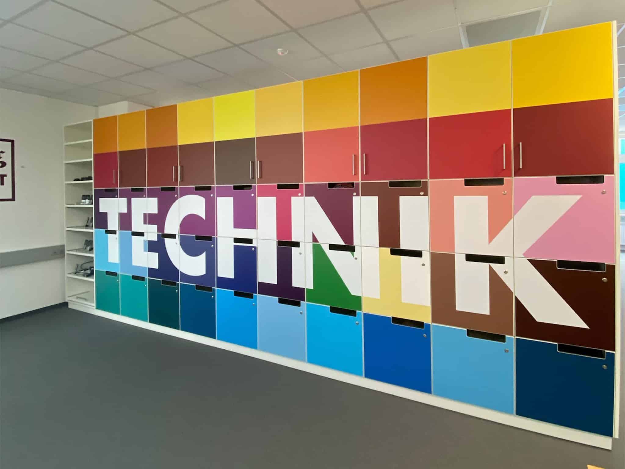 Bunte Schrankfronten mit großem Schriftzug „TECHNIK“