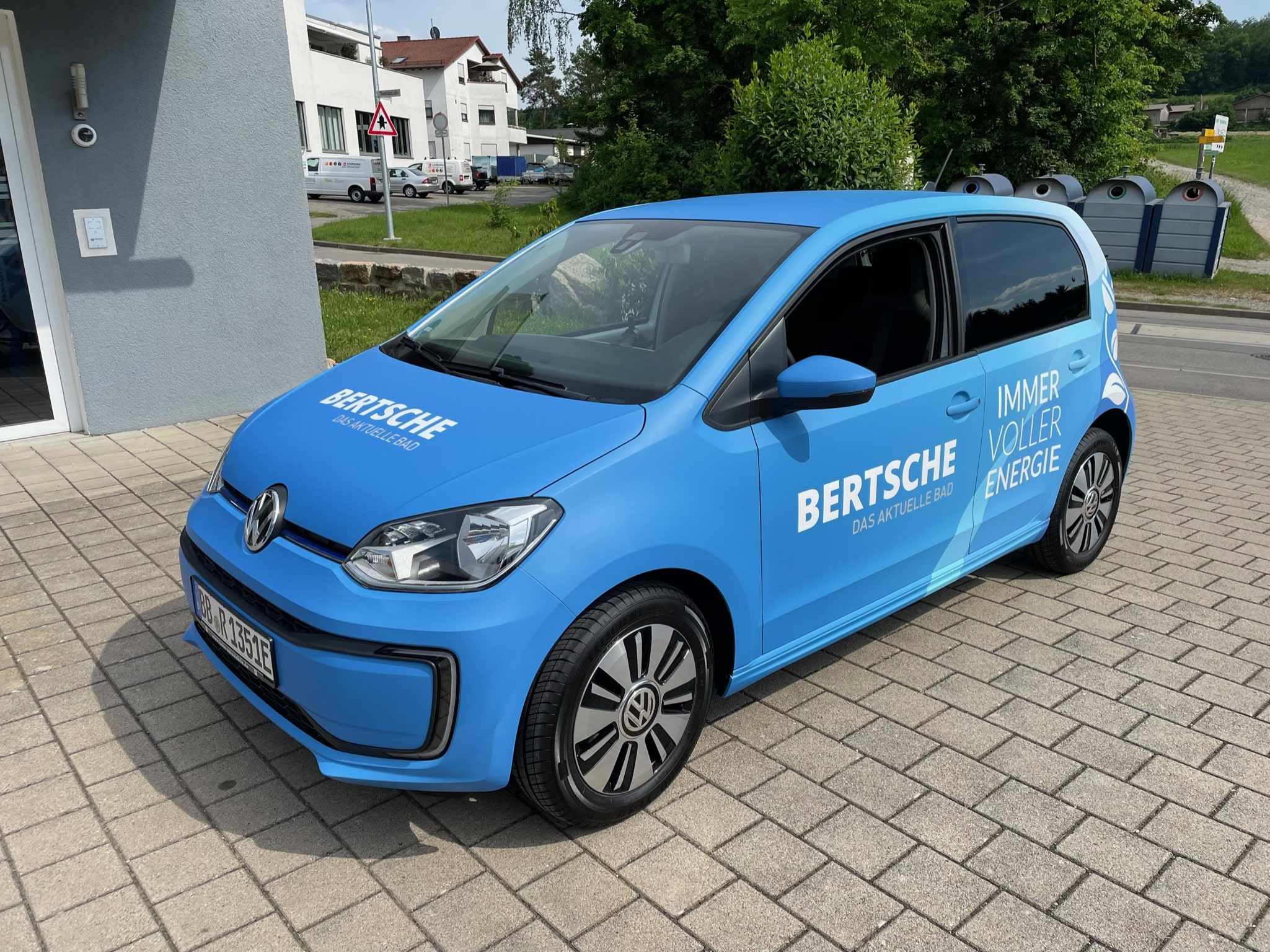 Blau folierter Pkw mit Bertsche-Werbung