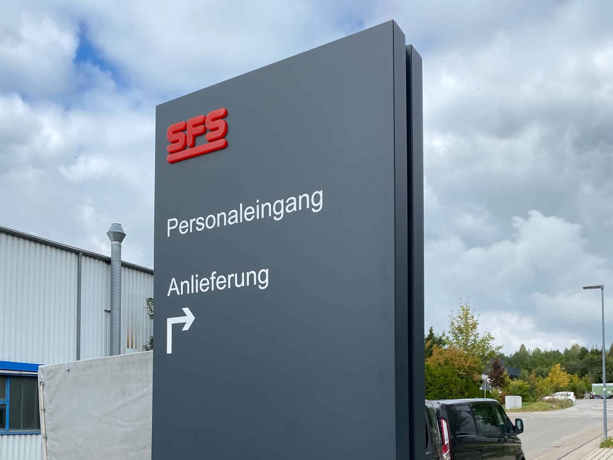 SPS-Wegweiser vor einem Firmengebäude