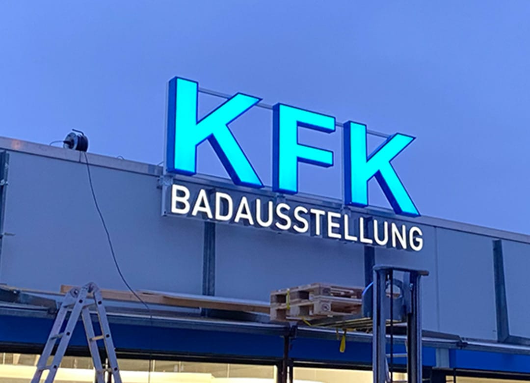 Beleuchteter Fassadenschriftzug „KFK Badausstellung“
