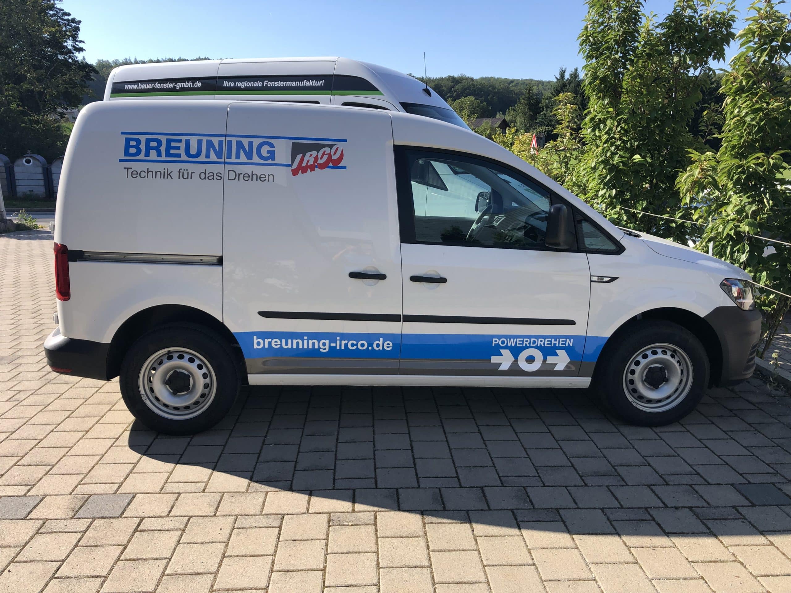 Weißer Transporter von Breuning mit Firmenbeschriftung