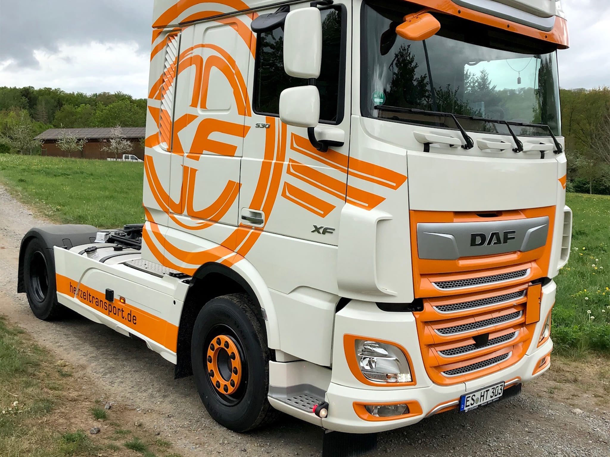 Weiß-orange folierter DAF-Lkw