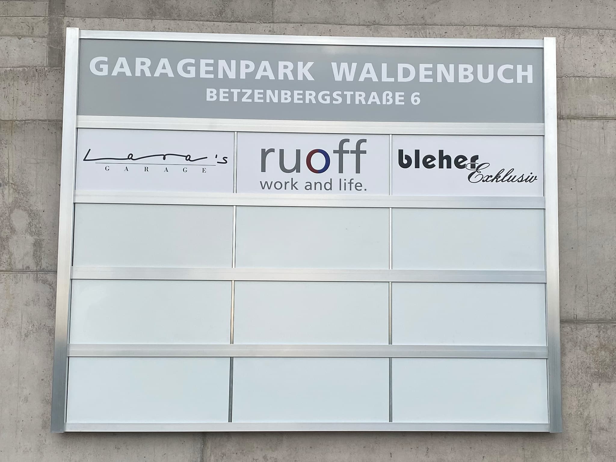 Firmenwegweiser am Garagenpark Waldenbuch