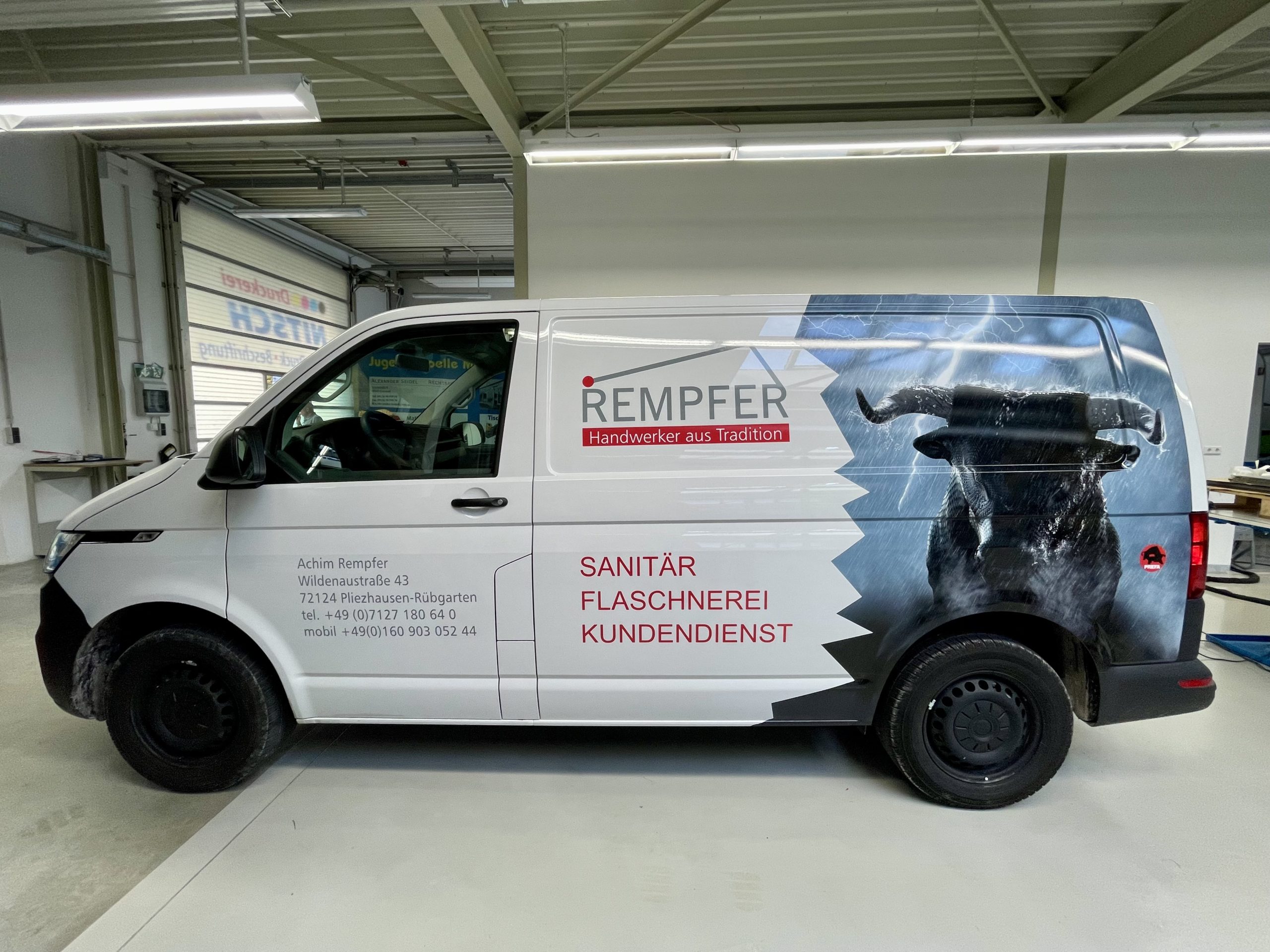 Weißer Transporter von Rempfer mit Sanitär- und Flaschnerwerbung