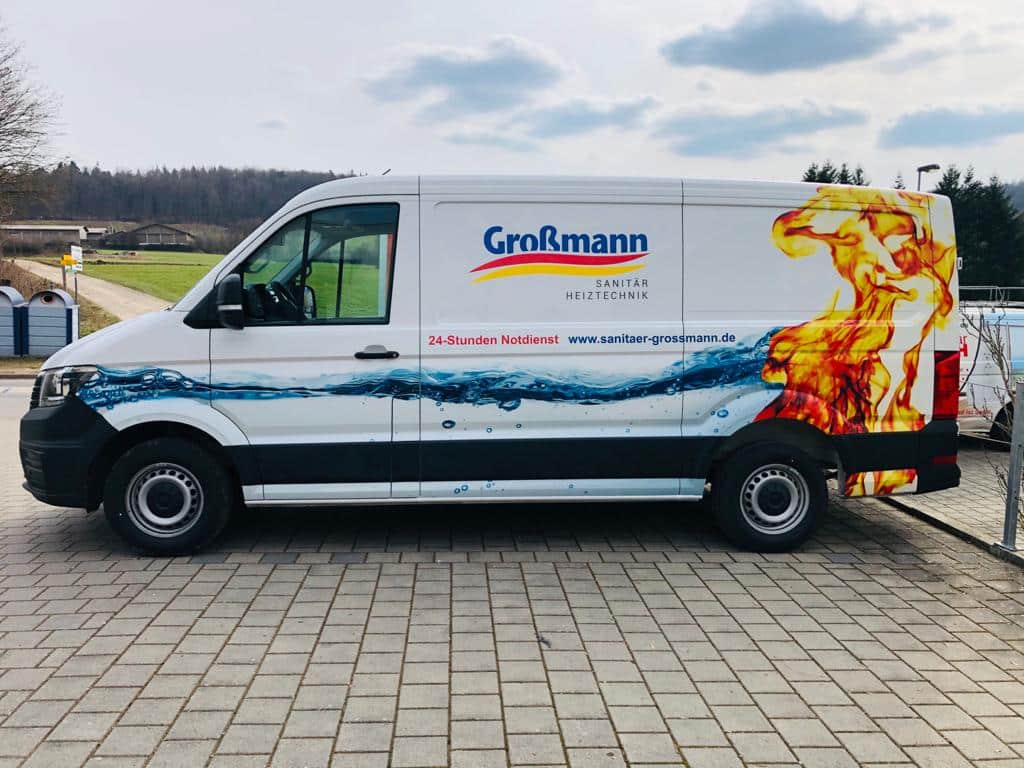 Weißer Transporter von Großmann mit Wasser- und Flammenmotiv
