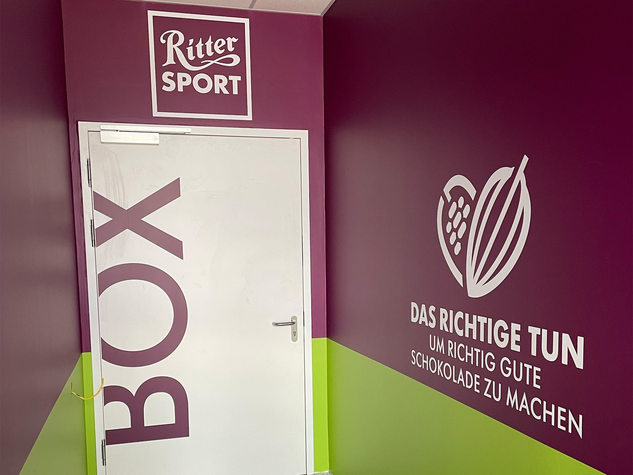 Ritter-Sport-Wandgestaltung mit Logo und Kakaomotiv
