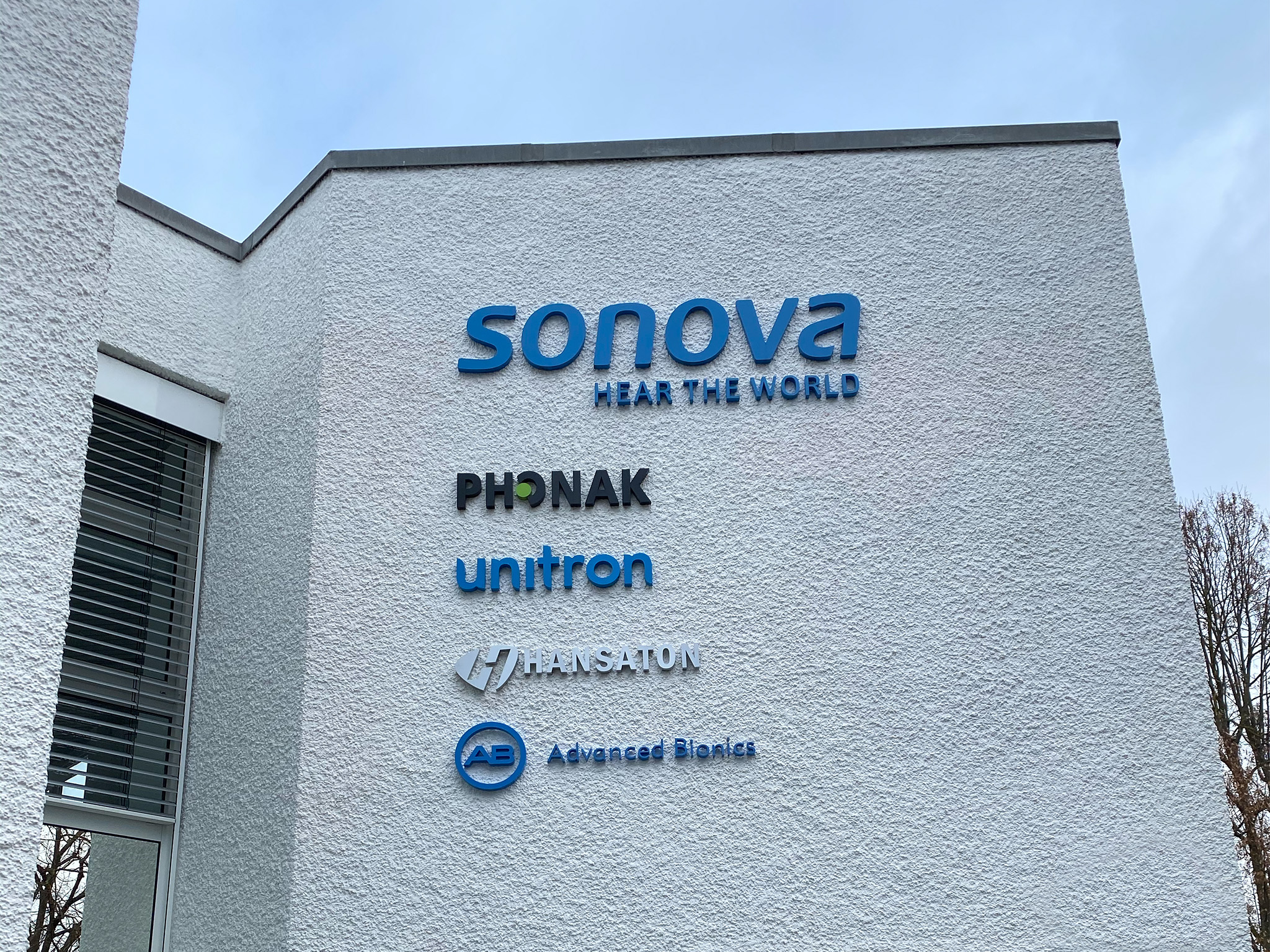 Fassadenlogos von Sonova, Phonak und Unitron