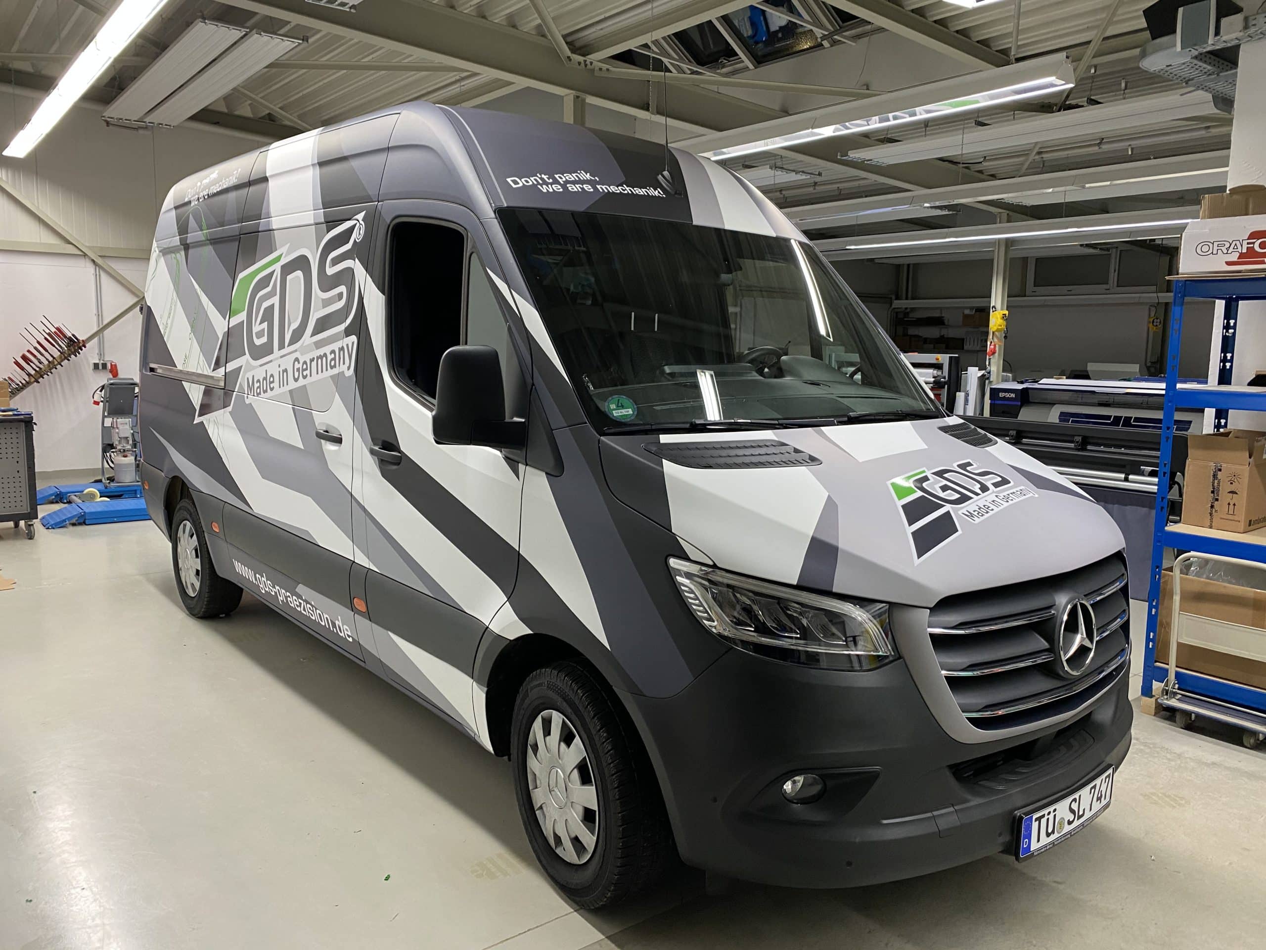 Grau folierter Mercedes-Sprinter mit GDS-Fahrzeugdesign