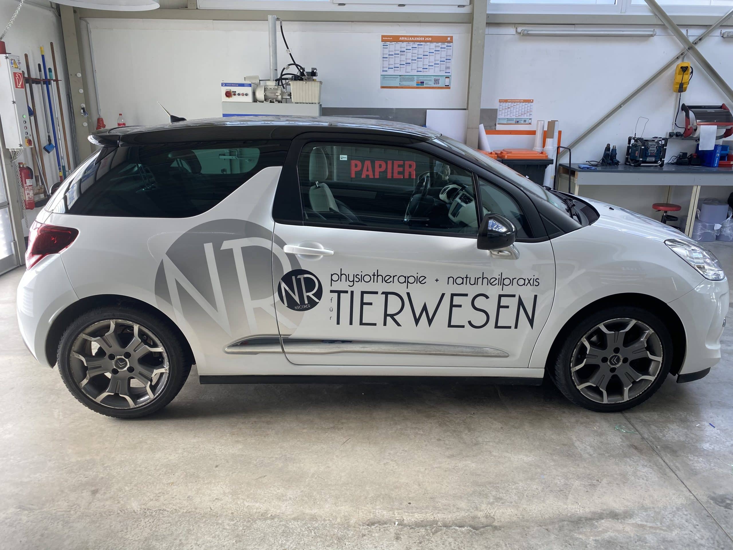 Weißer Pkw mit Fahrzeugbeschriftung für „Tierwesen“
