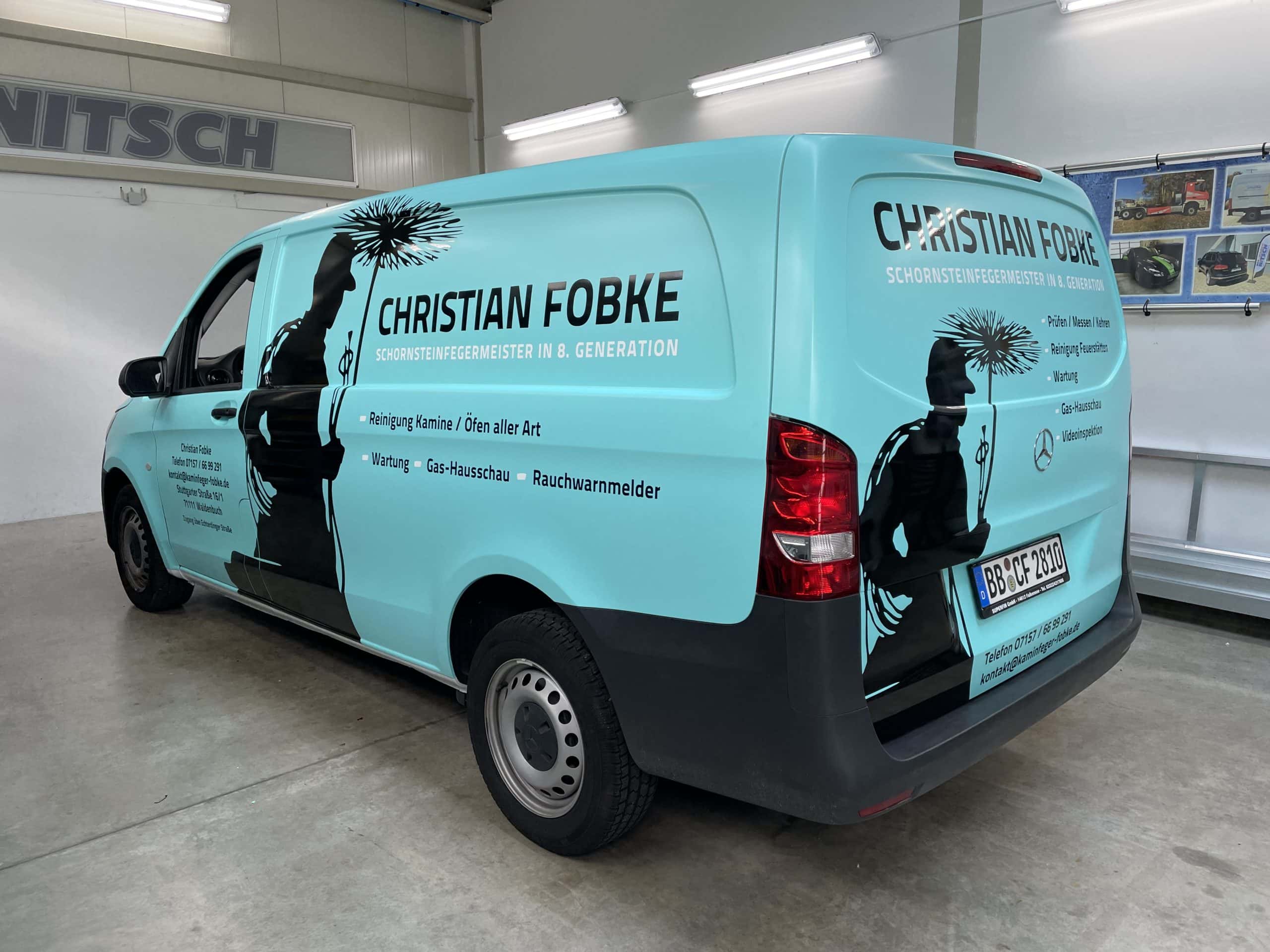Türkiser Transporter von Christian Fobke mit Fahrzeugbeschriftung