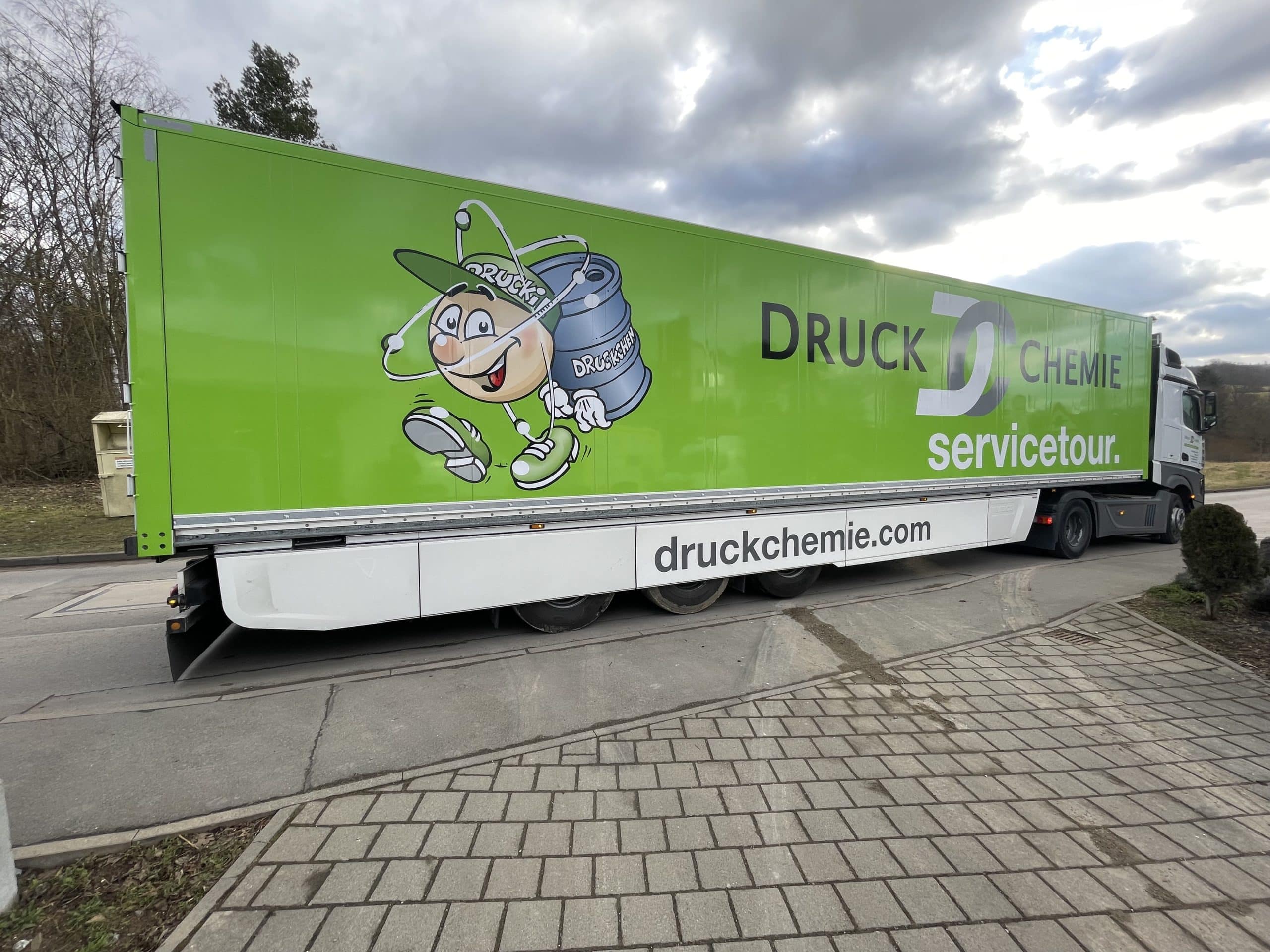 Grün folierter Lkw von Druck Chemie servicetour